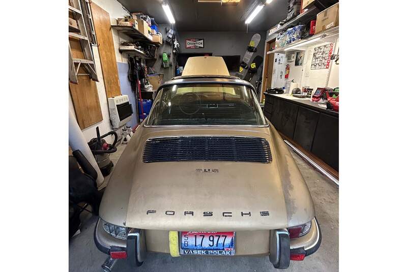 Porsche 911 E Targa unter Kiefernzapfen begraben