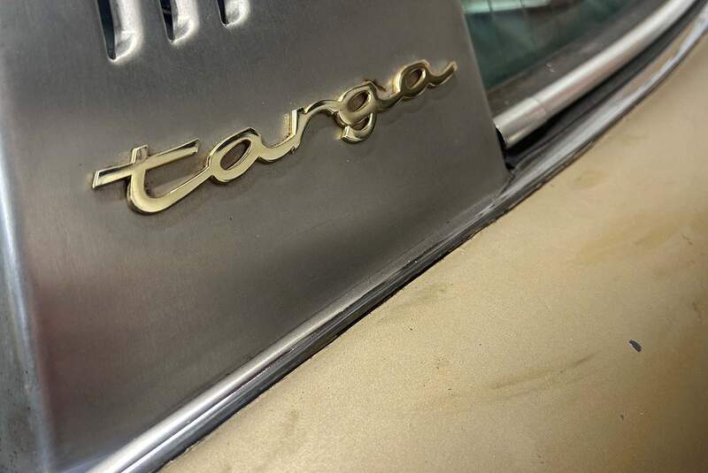 Porsche 911 E Targa unter Kiefernzapfen begraben