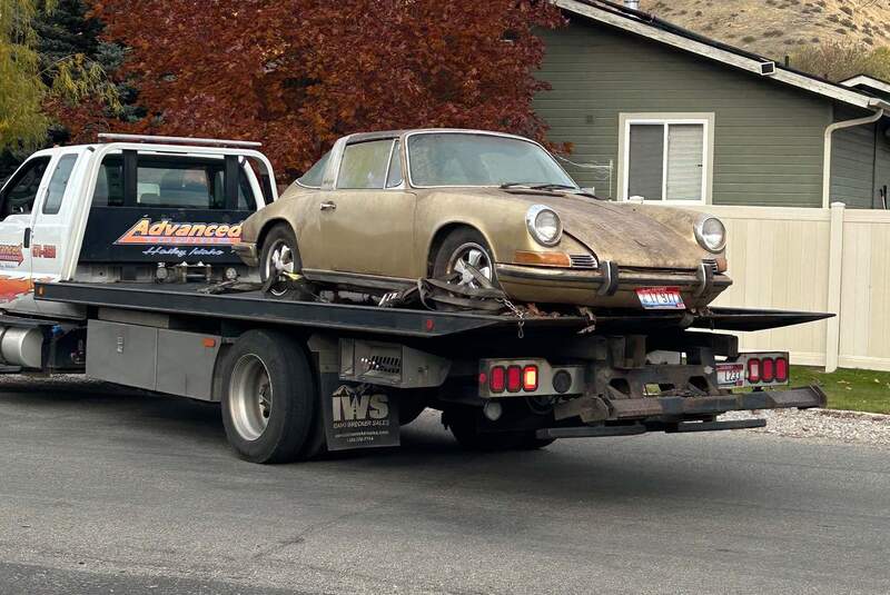 Porsche 911 E Targa unter Kiefernzapfen begraben