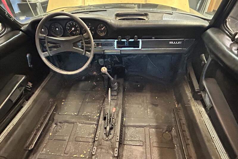 Porsche 911 E Targa unter Kiefernzapfen begraben