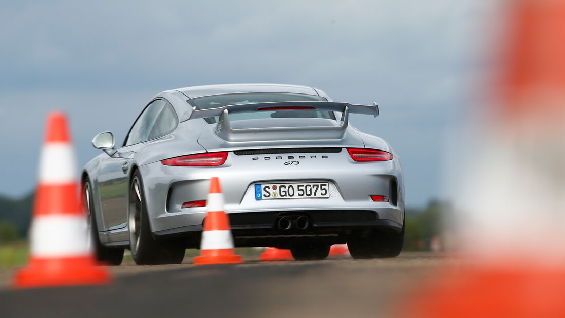 Porsche 911 GT3, Heckansicht, Slalom