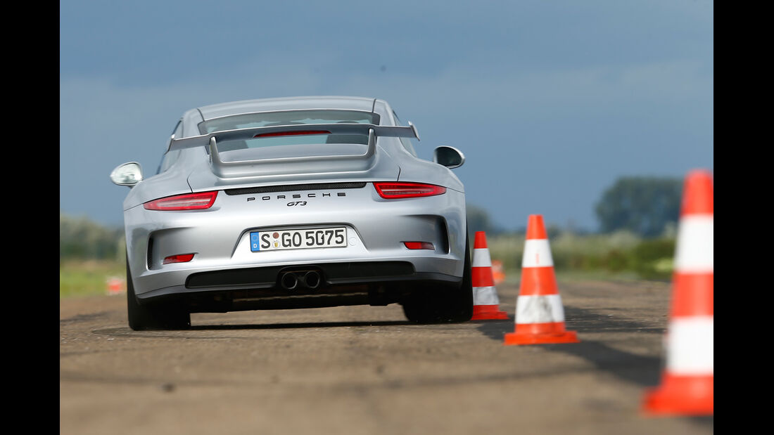 Porsche 911 GT3, Heckansicht, Slalom
