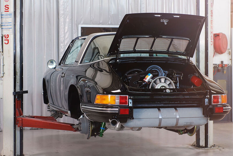 Porsche 911 S 2.4 Targa 50 Jahre F.A. Porsche Design (1972-2022) in der Werkstatt