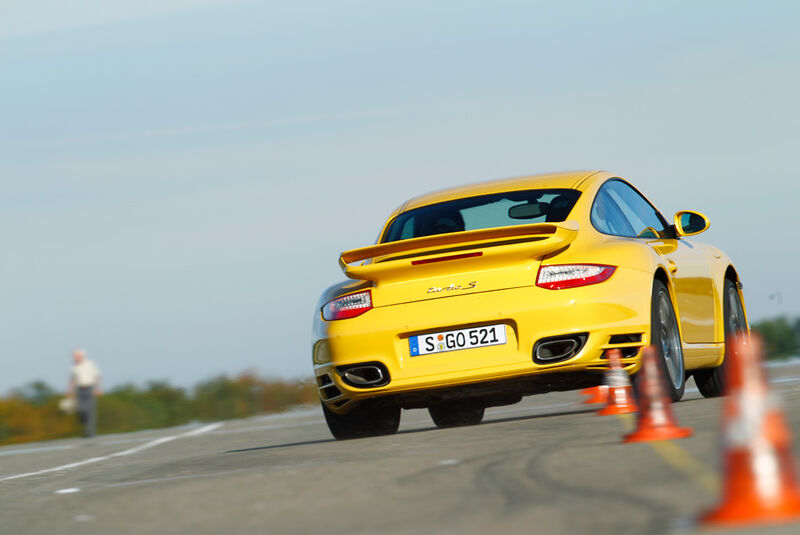 Porsche 911 Turbo, Heck, Slalom
