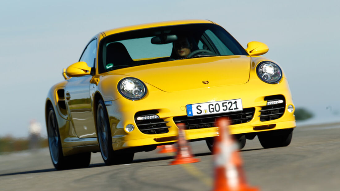 Porsche 911 Turbo S, Frontansicht, Slalom