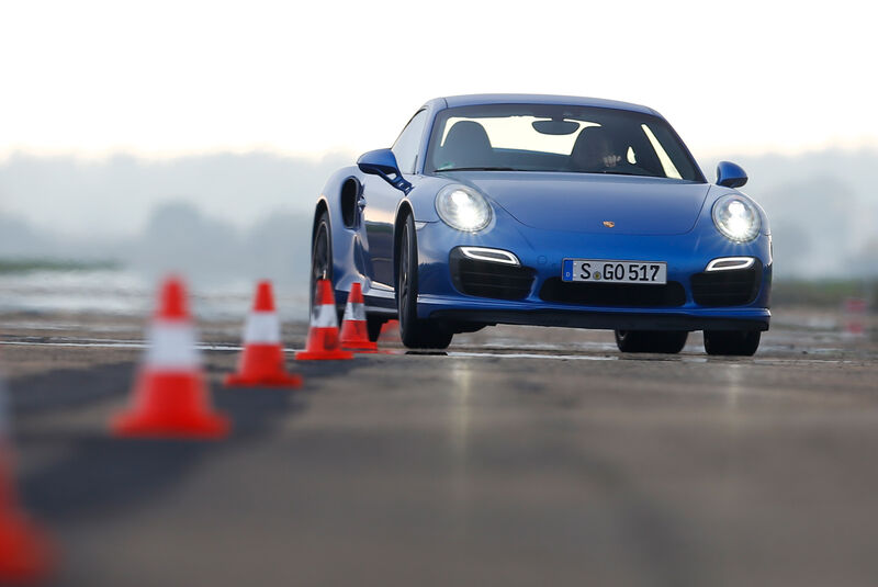 Porsche 911 Turbo S, Frontansicht, Slalom