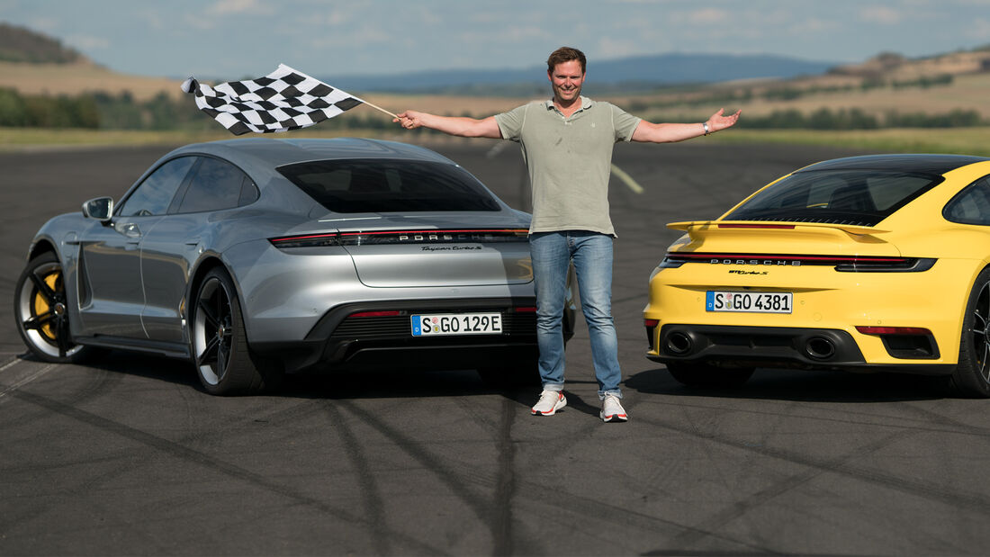 Porsche Drag Race 911 Turbo S Taycan Turbo S