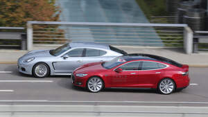 Porsche Panamera S E-Hybrid, Tesla Model S, Seitenansicht