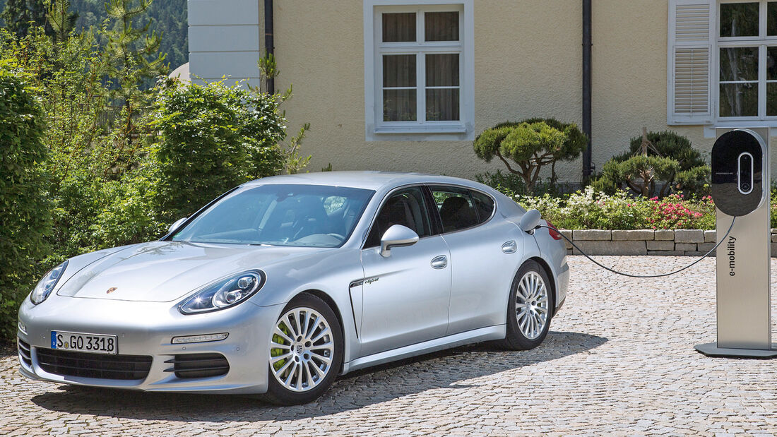 Porsche Panamera, Seitenansicht, Ladestation