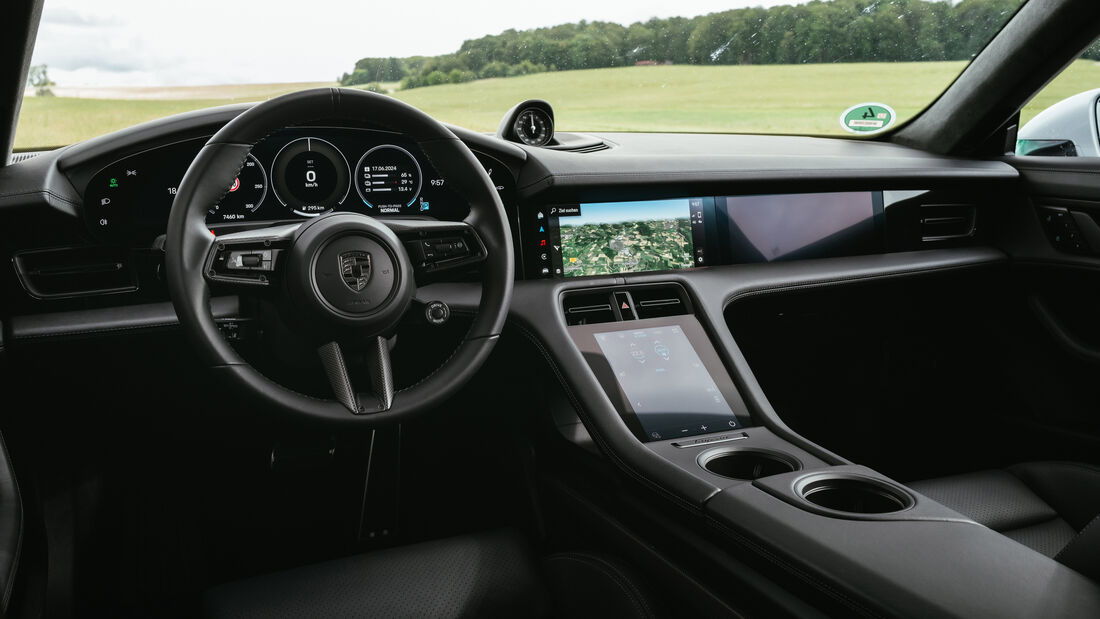 Porsche Taycan Turbo S, Cockpit 