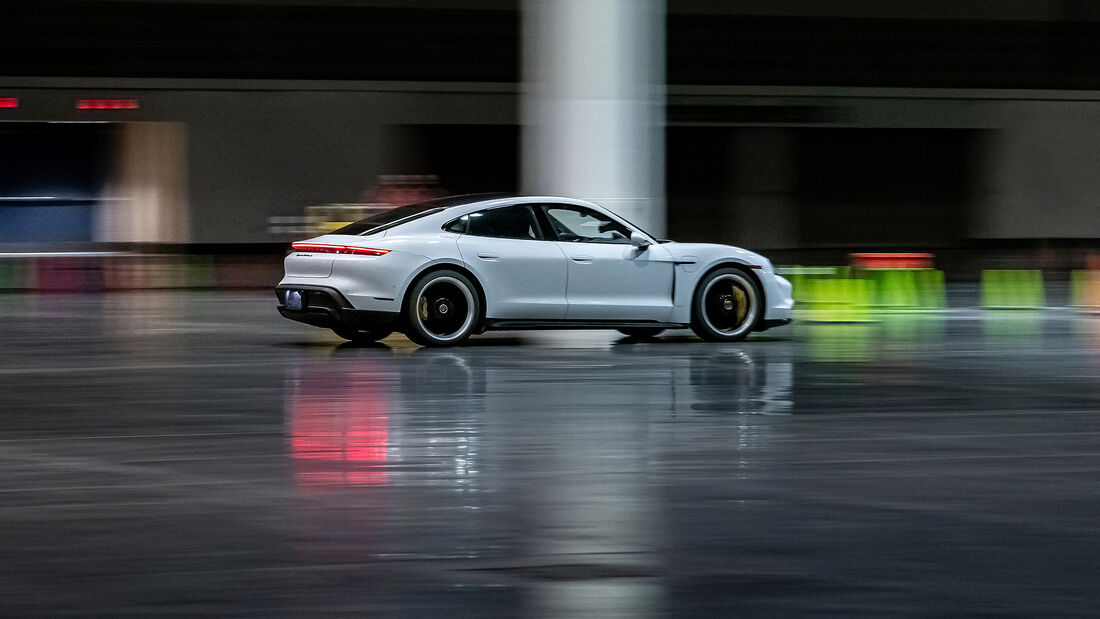 Porsche Taycan Turbo S beim Hallen-Sprint-Guinness-Weltrekord mit Leh Keen