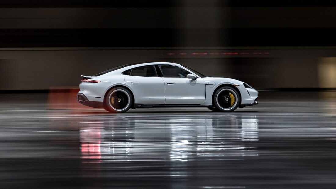 Porsche Taycan Turbo S beim Hallen-Sprint-Guinness-Weltrekord mit Leh Keen