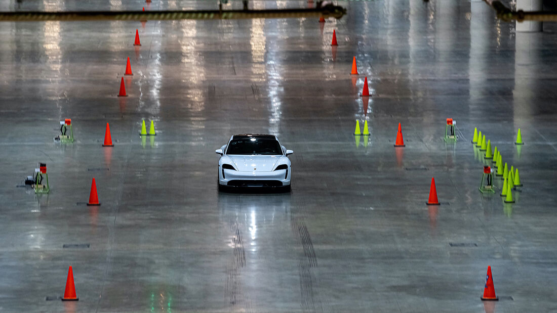 Porsche Taycan Turbo S beim Hallen-Sprint-Guinness-Weltrekord mit Leh Keen