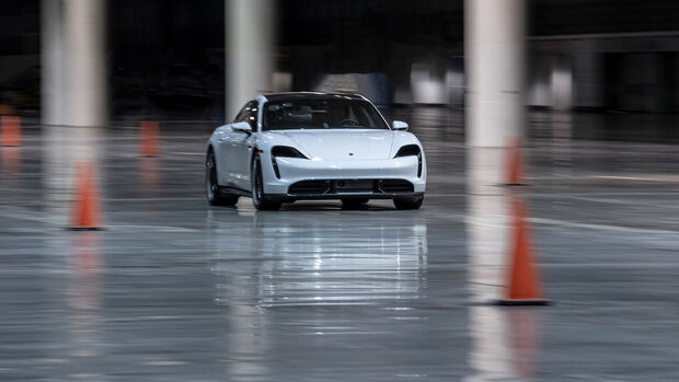 Porsche Taycan Turbo S beim Hallen-Sprint-Guinness-Weltrekord mit Leh Keen