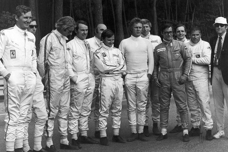 Produktion des Films "Le Mans", 1970: Gerard Larousse (4. von link), Davis Piper (5. v.l.), Steve McQueen (7. v.l.), Derek Bell (8. v.l.), Herbert Linge (2. v.r.)