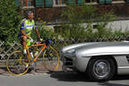 Radfahrer und Mercedes 300 SL bei der Silvretta Classic 2010 