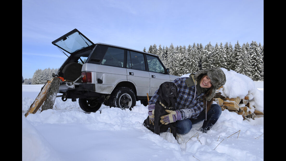 Range Rover 4.2, Seitenansicht, Melanie mit Hund Anna, Schnee