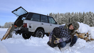 Range Rover 4.2, Seitenansicht, Melanie mit Hund Anna, Schnee