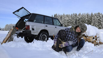 Range Rover 4.2, Seitenansicht, Melanie mit Hund Anna, Schnee