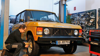 Range Rover Classic, Werkstatt, Frontansicht, Radschraube anziehen