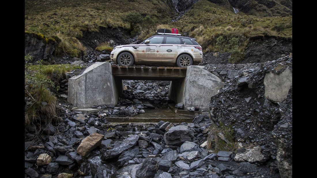 Range Rover Sport auf Brücke