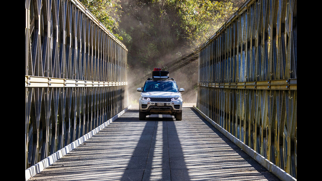 Range Rover auf Brücke