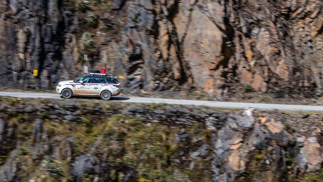 Range Rover auf Todesstraße