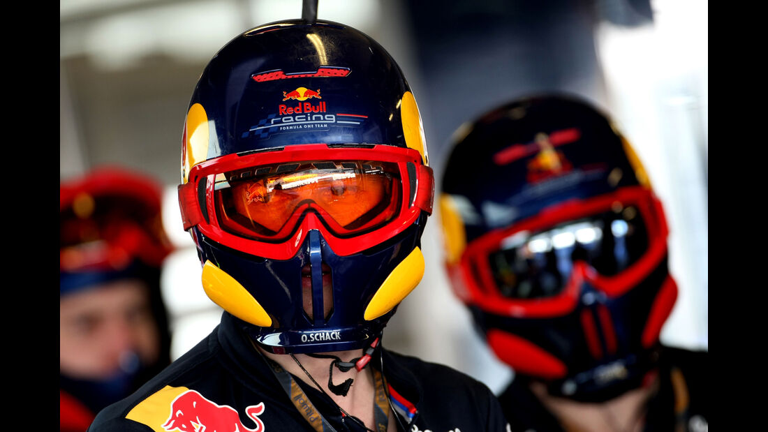 Red Bull - 2011 - Mechaniker - Helme - Formel 1