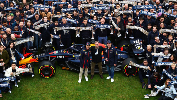 Red Bull - Christian Horner, Max Verstappen & Sergio Perez - Meisterfoto - 2023