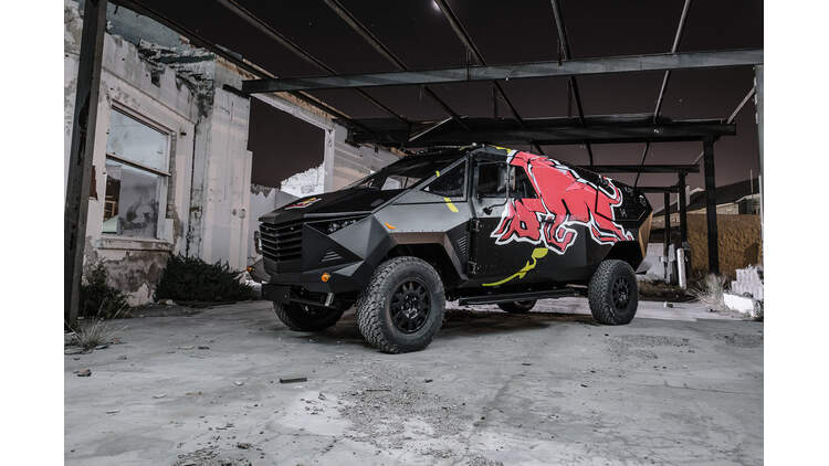 Red Bull Baut Land Rover Um Party Panzer Im Stealth Look Auto Motor Und Sport