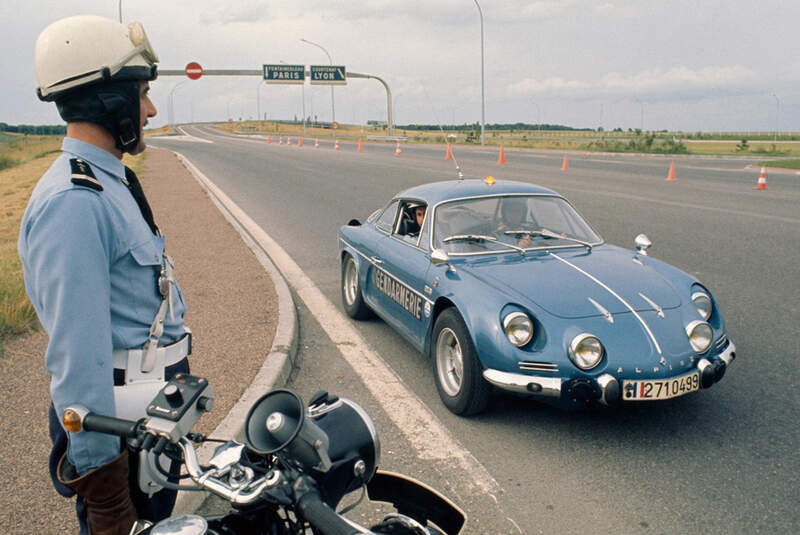 Renault Alpine A 110 mit Polizist