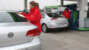 Renault Laguna dCi 110 FAP, VW Passat 1.6 TDI Bluemotion, Tankstelle