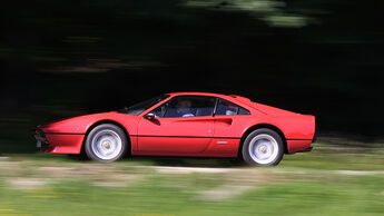 Roter Ferrari 308 GTB in Fahrt - Seitenansicht