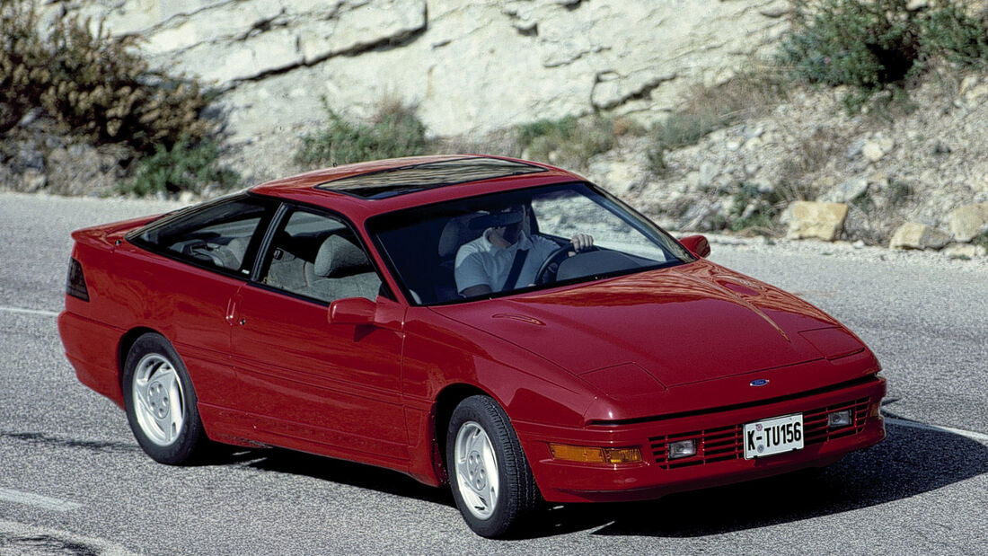 Roter Ford Probe vor berg