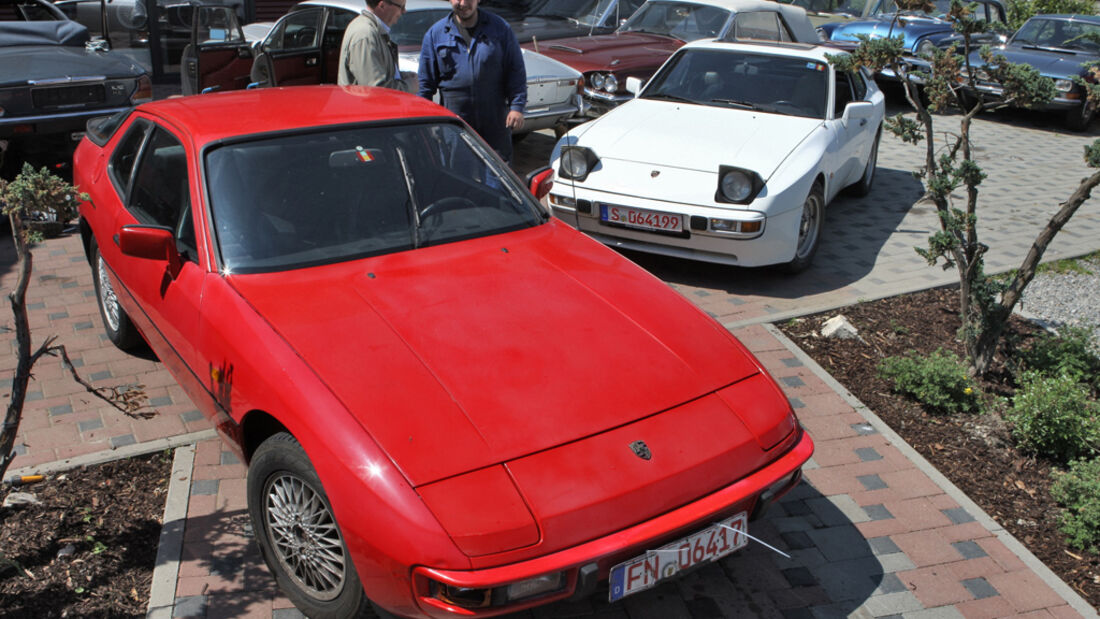 Roter Porsche 924 und weißer Porsche 944