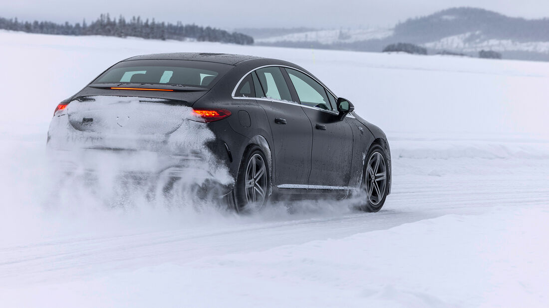 Eiskalt: Im Mercedes EQE 500 durch schwedischen Schnee