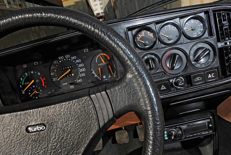 Saab 900 Turbo DeLuxe, Baujahr 1984 Cockpit