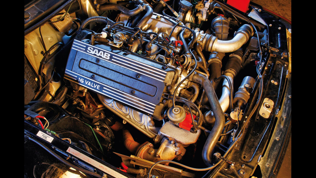 Saab 900, Vierzylindermotor