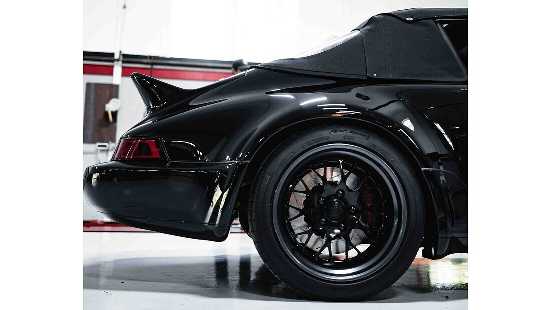 Sacrilege Motors SR001 Blackbird auf Basis Porsche 911 964 America Roadster