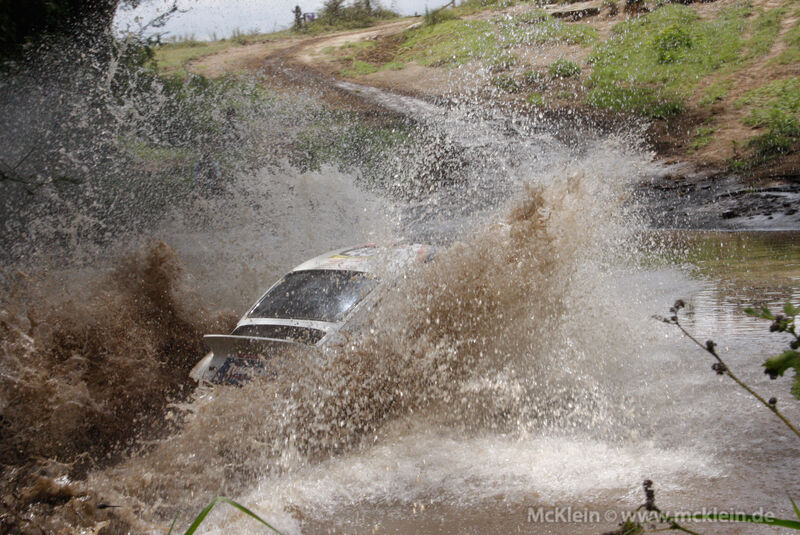 Safari-Revival Ostafrika, Porsche 911, Wasserdurchfahrt