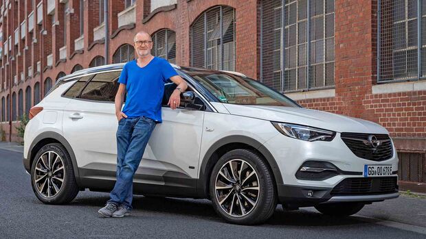 Schauspieler Peter Lohmayer holt sich seinen neuen Opel Grandland Hybrid ab