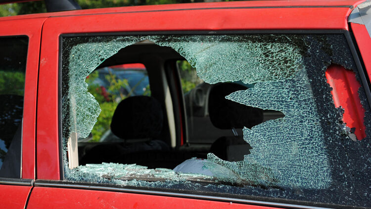 Hitze im Auto: Scheibe einschlagen, um Leben zu retten