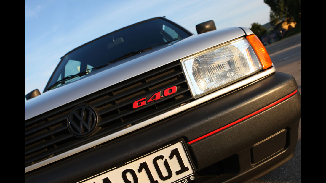 Scheinwerfer und Kühlergrill mit G40-Emblem des VW Polo G40