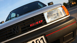 Scheinwerfer und Kühlergrill mit G40-Emblem des VW Polo G40