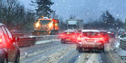 Schnee Winter Straße Autobahn Pkw Stau Räumdienst