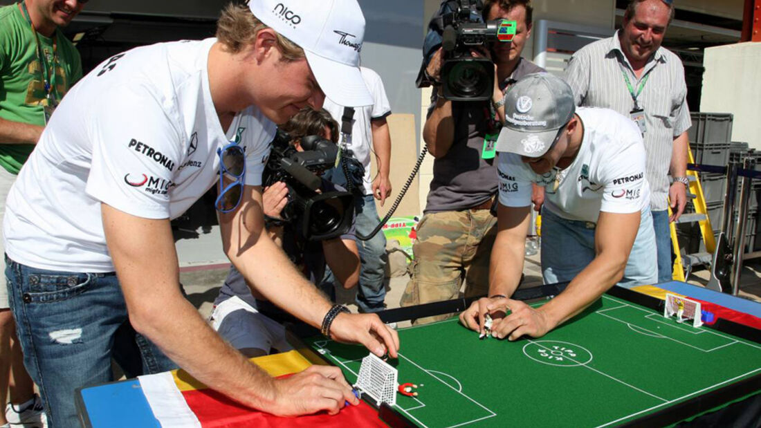 Schumacher und Rosberg beim Tipp-Kick