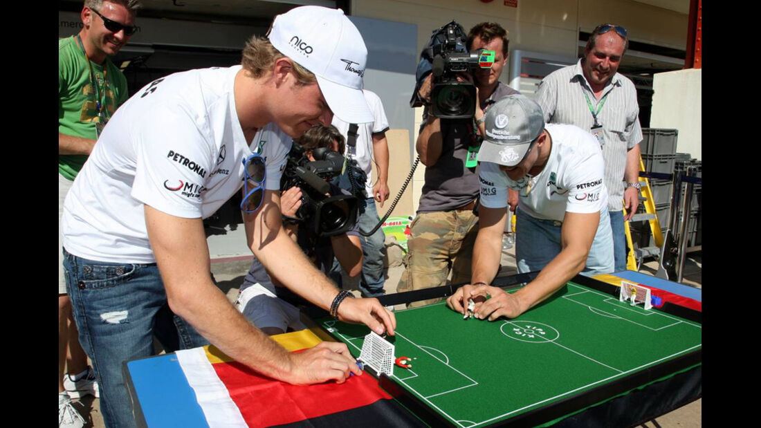 Schumacher und Rosberg beim Tipp-Kick