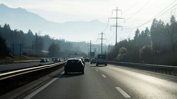 Schweiz Autobahn Stromkabel