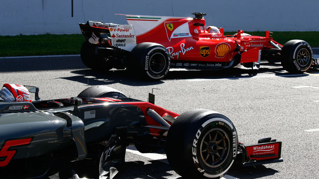 Sebastian Vettel - Ferrari - Kevin Magnussen - HaasF1 - Testfahrten - Barcelona