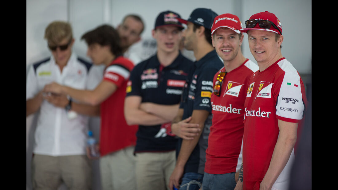Sebastian Vettel & Kimi Räikkönen - Danis Bilderkiste - Formel 1 - GP Bahrain 2015